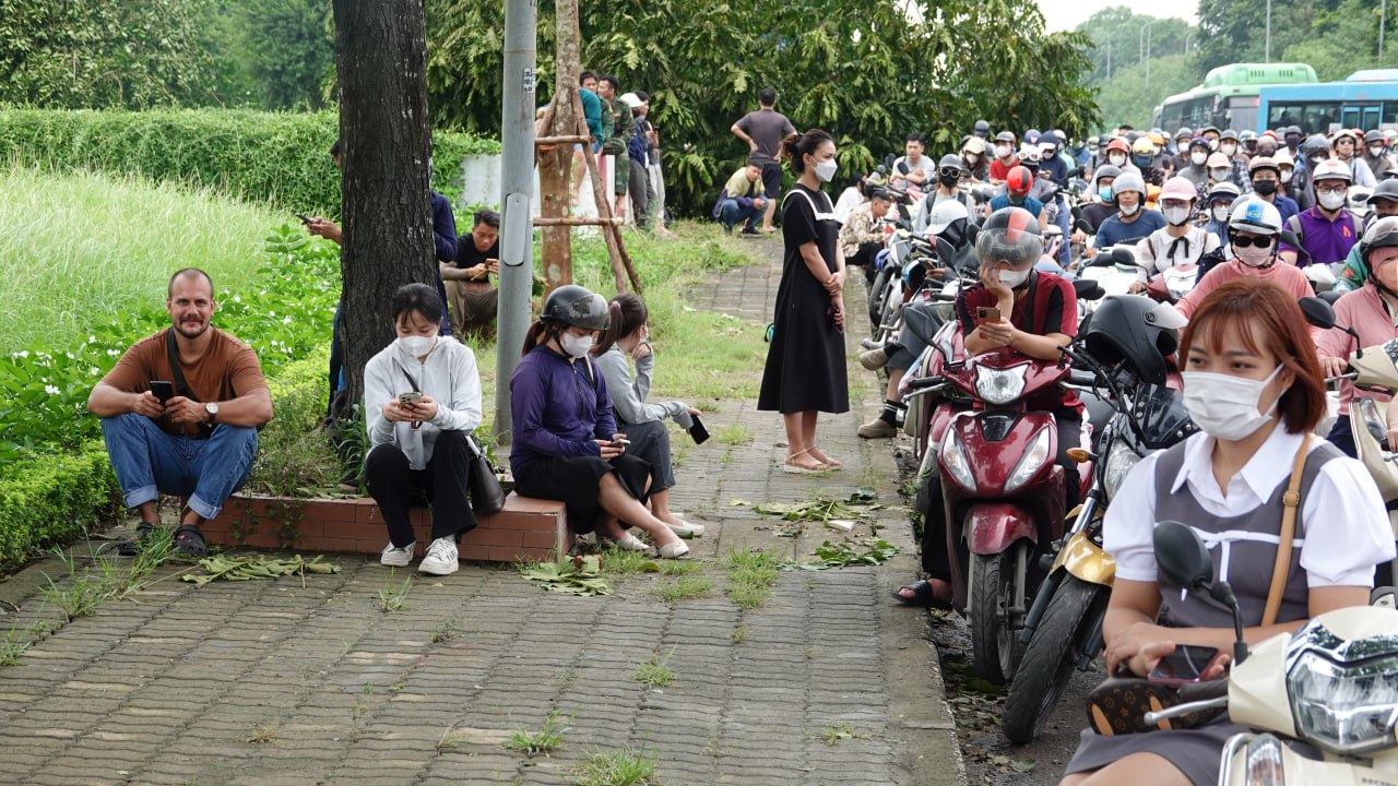 Đại lộ Thăng Long ùn tắc nghiêm trọng hàng chục km sau bão số 3, nhiều người đi làm từ sáng vẫn chưa đến nơi- Ảnh 14. Đại lộ Thăng Long ùn tắc nghiêm trọng hàng chục km sau bão số 3, nhiều người đi làm từ sáng vẫn chưa đến nơi- Ảnh 14.