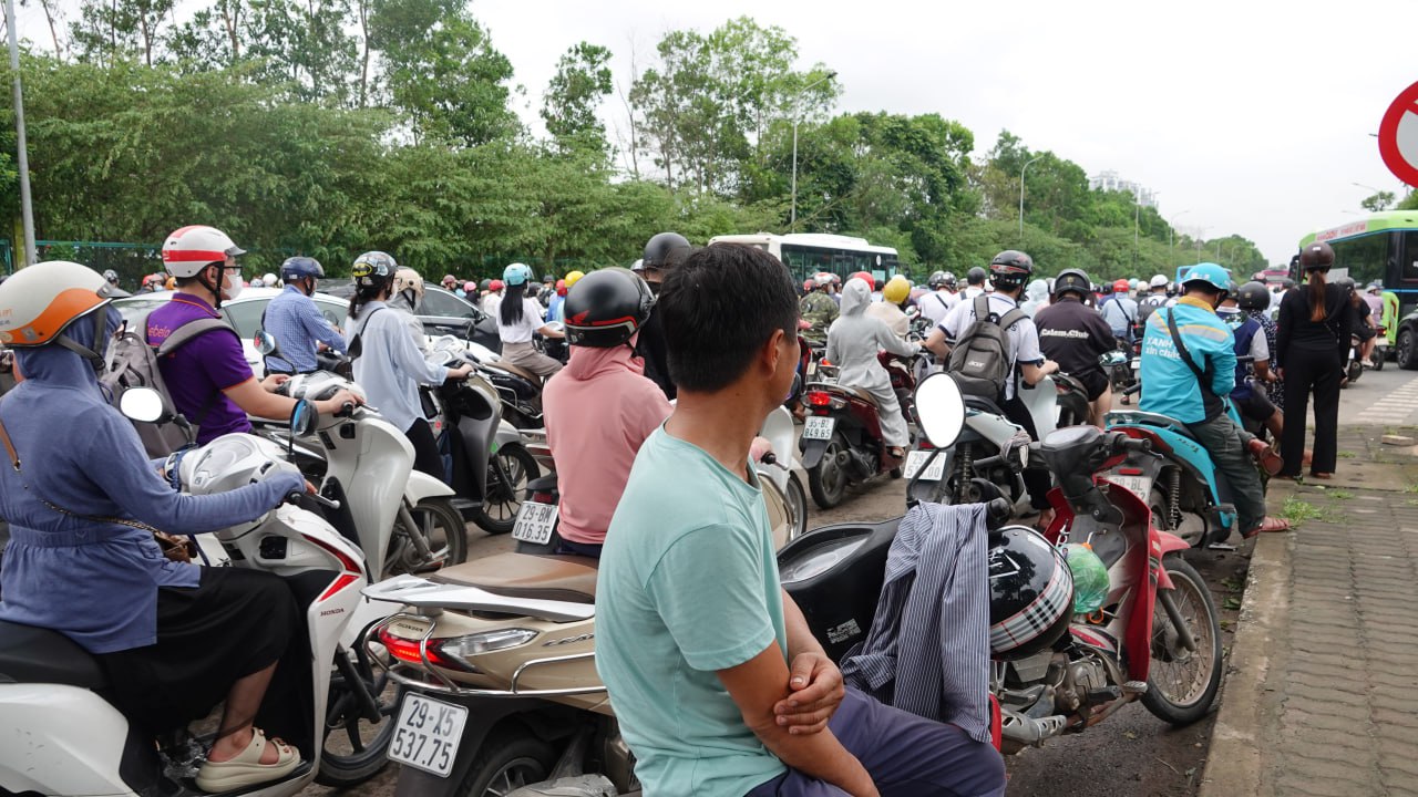 Đại lộ Thăng Long ùn tắc nghiêm trọng hàng chục km sau bão số 3, nhiều người đi làm từ sáng vẫn chưa đến nơi- Ảnh 16. Đại lộ Thăng Long ùn tắc nghiêm trọng hàng chục km sau bão số 3, nhiều người đi làm từ sáng vẫn chưa đến nơi- Ảnh 16.