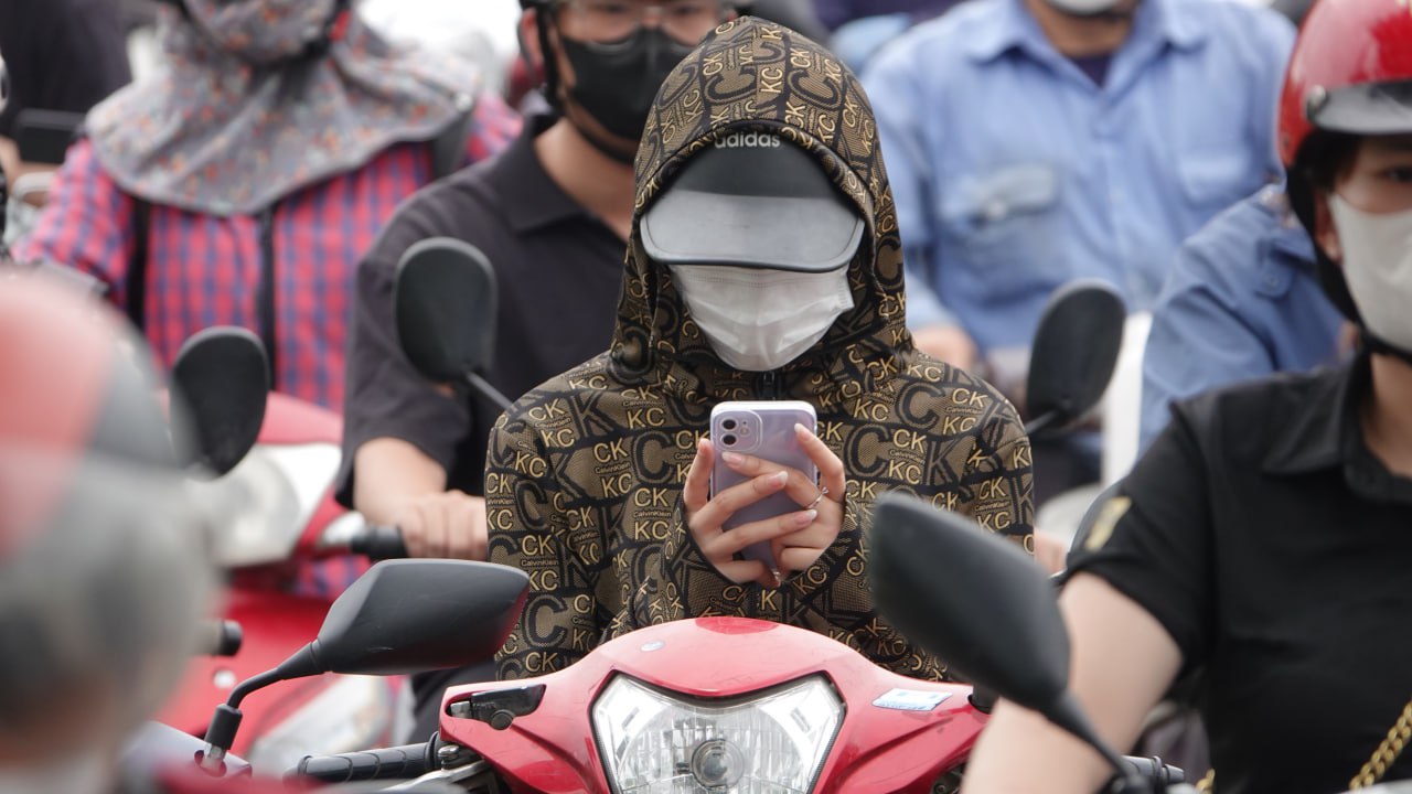 Đại lộ Thăng Long ùn tắc nghiêm trọng hàng chục km sau bão số 3, nhiều người đi làm từ sáng vẫn chưa đến nơi- Ảnh 9. Đại lộ Thăng Long ùn tắc nghiêm trọng hàng chục km sau bão số 3, nhiều người đi làm từ sáng vẫn chưa đến nơi- Ảnh 9.