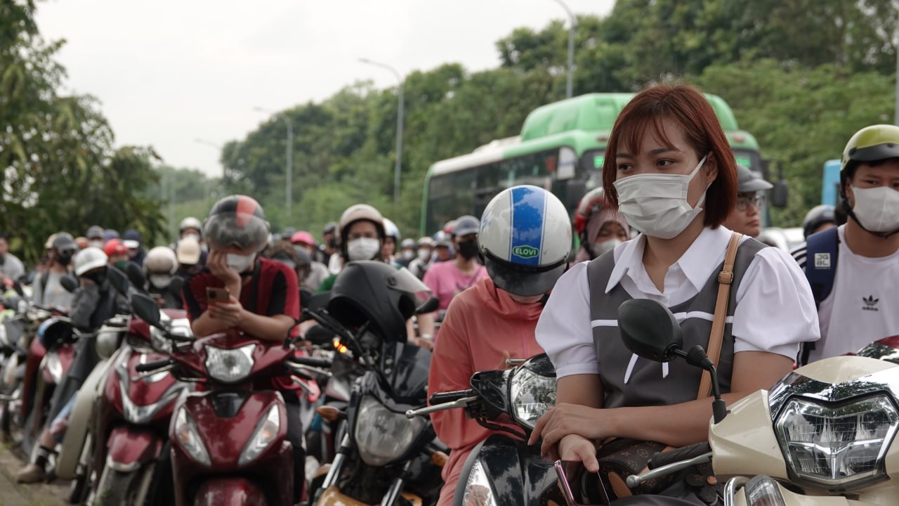 Đại lộ Thăng Long ùn tắc nghiêm trọng hàng chục km sau bão số 3, nhiều người đi làm từ sáng vẫn chưa đến nơi- Ảnh 21. Đại lộ Thăng Long ùn tắc nghiêm trọng hàng chục km sau bão số 3, nhiều người đi làm từ sáng vẫn chưa đến nơi- Ảnh 21.