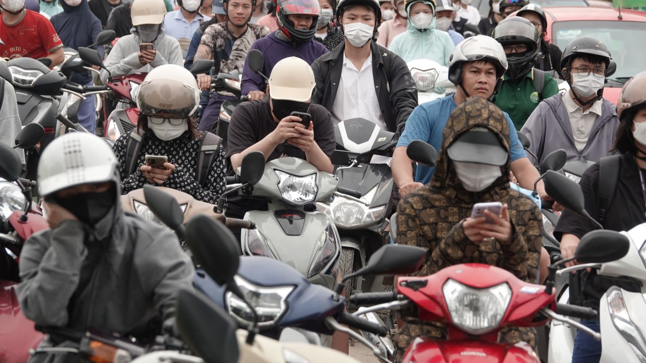 Đại lộ Thăng Long ùn tắc nghiêm trọng hàng chục km sau bão số 3, nhiều người đi làm từ sáng vẫn chưa đến nơi- Ảnh 11. Đại lộ Thăng Long ùn tắc nghiêm trọng hàng chục km sau bão số 3, nhiều người đi làm từ sáng vẫn chưa đến nơi- Ảnh 11.