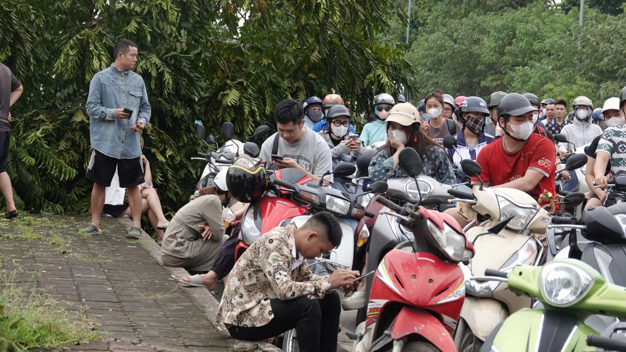Đại lộ Thăng Long ùn tắc nghiêm trọng hàng chục km sau bão số 3, nhiều người đi làm từ sáng vẫn chưa đến nơi- Ảnh 15. Đại lộ Thăng Long ùn tắc nghiêm trọng hàng chục km sau bão số 3, nhiều người đi làm từ sáng vẫn chưa đến nơi- Ảnh 15.