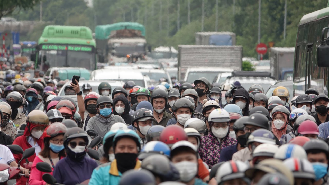 Đại lộ Thăng Long ùn tắc nghiêm trọng hàng chục km sau bão số 3, nhiều người đi làm từ sáng vẫn chưa đến nơi- Ảnh 5. Đại lộ Thăng Long ùn tắc nghiêm trọng hàng chục km sau bão số 3, nhiều người đi làm từ sáng vẫn chưa đến nơi- Ảnh 5.