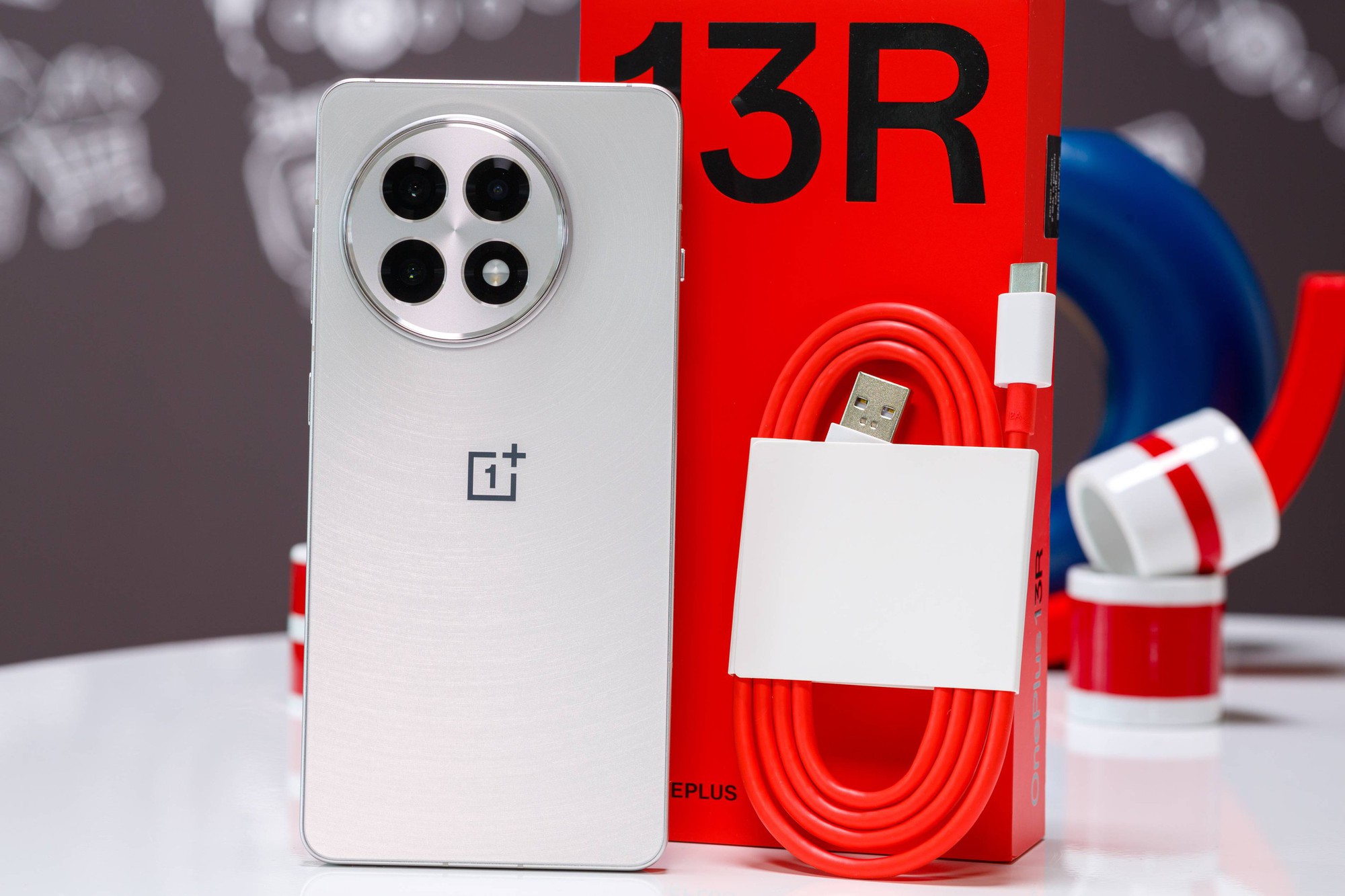 Trên tay OnePlus 13R: Thiết kế cao cấp, Snapdragon 8 Gen 3, pin khủng 6.000mAh- Ảnh 1.