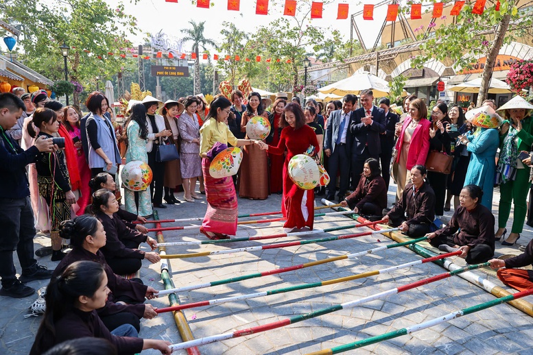 Các nhà ngoại giao trải nghiệm chương trình 'Bản hòa ca Tết Việt'- Ảnh 11.