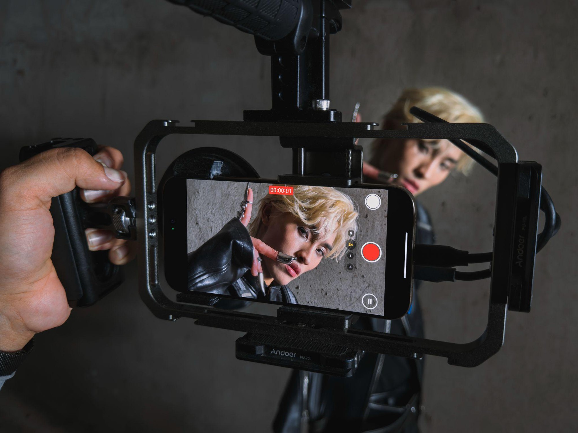 Đạo diễn đứng sau MV "Cứu Lấy Âm Nhạc" của Wren Evans: “iPhone mở ra một cách nhìn mới về làm phim”- Ảnh 3. Đạo diễn đứng sau MV "Cứu Lấy Âm Nhạc" của Wren Evans: “iPhone mở ra một cách nhìn mới về làm phim”- Ảnh 3.