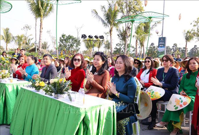 Các nhà ngoại giao trải nghiệm chương trình 'Bản hòa ca Tết Việt'- Ảnh 4.