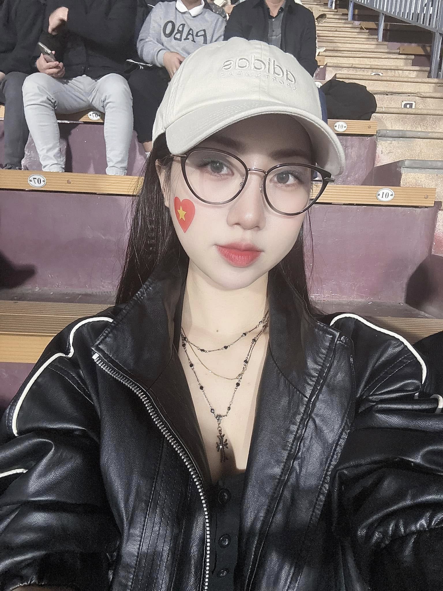 Bắt trọn nhan sắc em gái Văn Toàn, trên mạng xinh như hotgirl ảnh ngoài đời liệu có khác xa?- Ảnh 3. Bắt trọn nhan sắc em gái Văn Toàn, trên mạng xinh như hotgirl ảnh ngoài đời liệu có khác xa?- Ảnh 3.