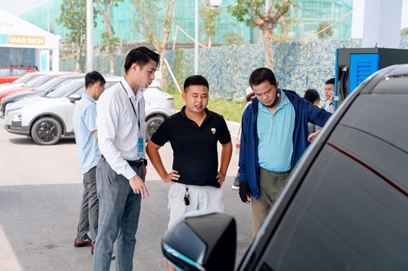 Mua VinFast VF 8 “lướt” tại Green Future, chủ xe chia sẻ: “Vừa không lo lắng về chất lượng xe, vừa được bảo hành chính hãng”- Ảnh 2.