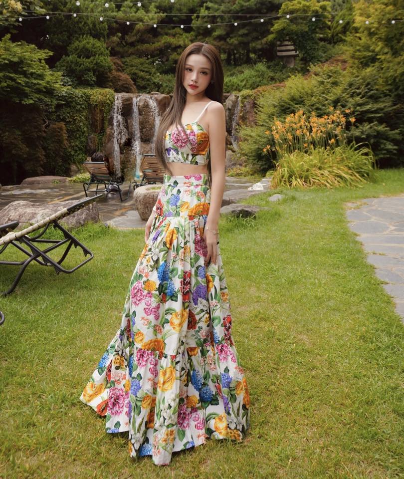Chi 60 triệu mua loạt váy na ná, Huyền Baby vẫn được khen mặc đẹp "đỉnh của chóp"- Ảnh 2.