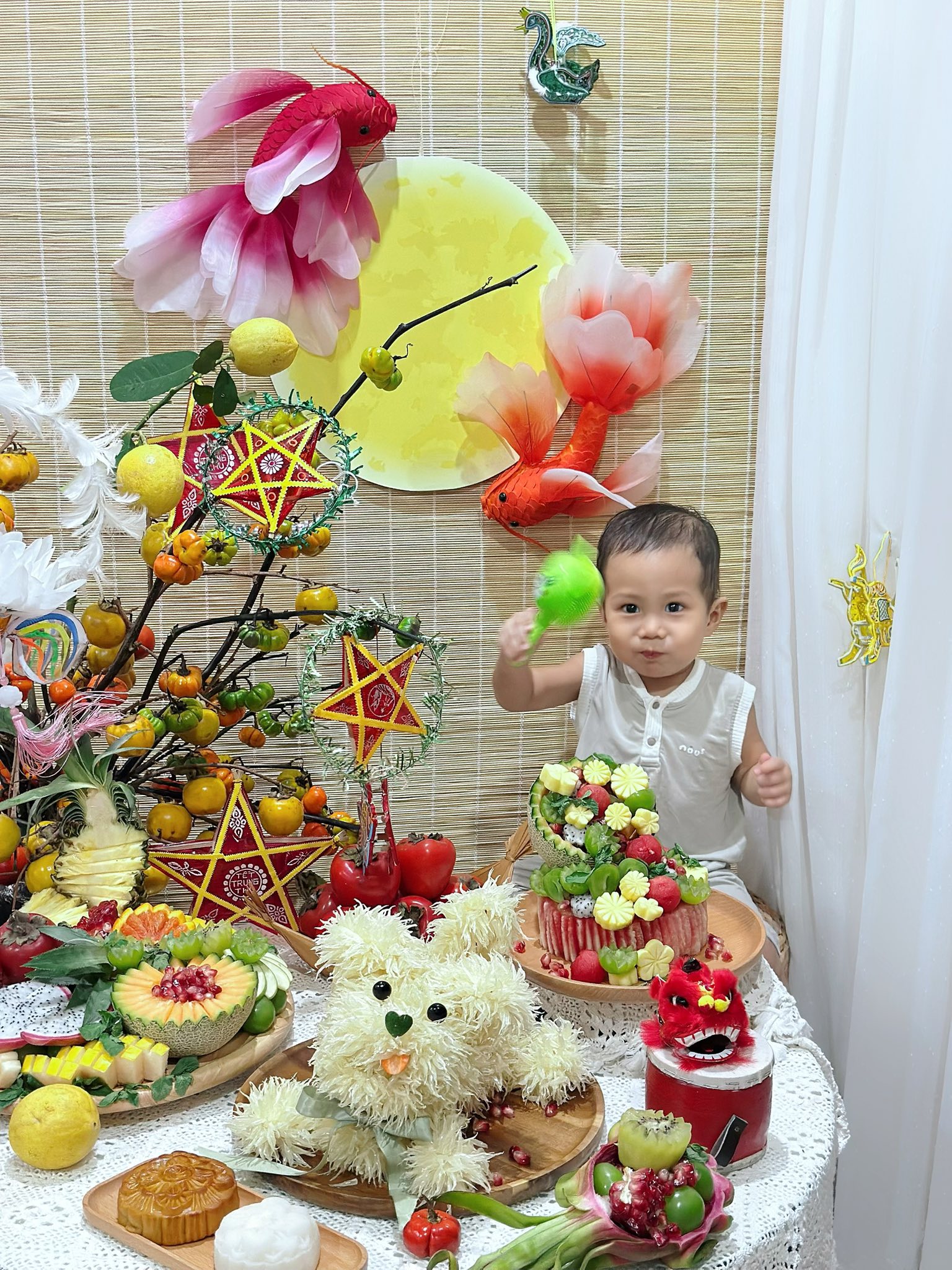 Mâm cỗ trung thu đẹp như bữa tiệc cổ tích của 1 mẹ ở Hà Nội: Đến ăn còn không nỡ chứ nói gì đến 
