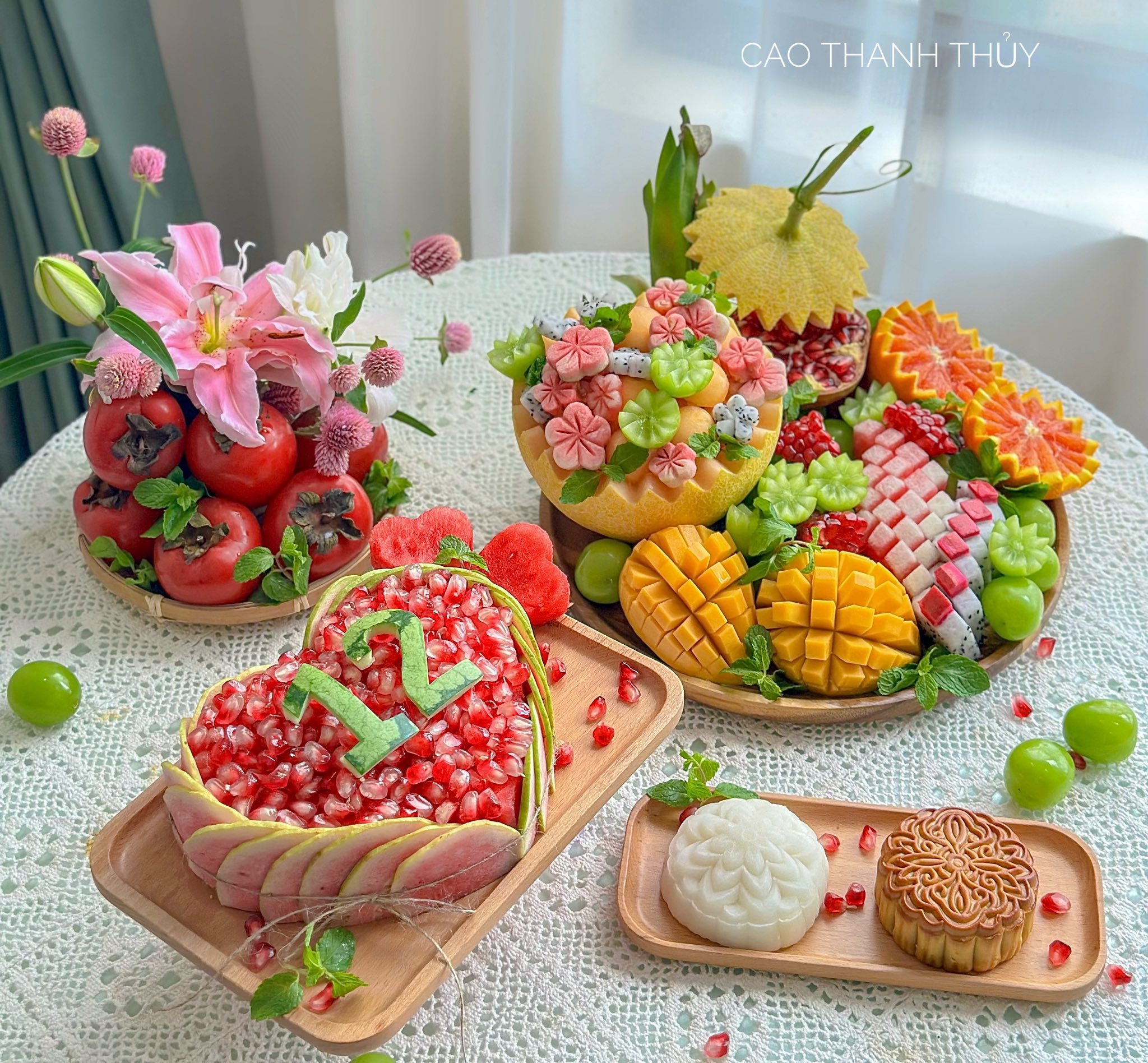 Mâm cỗ trung thu đẹp như bữa tiệc cổ tích của 1 mẹ ở Hà Nội: Đến ăn còn không nỡ chứ nói gì đến 