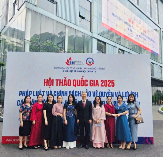 PGS.TS Lê Minh Hùng và các đại biểu chụp hình lưu niệm tại Hội thảo quốc gia.
