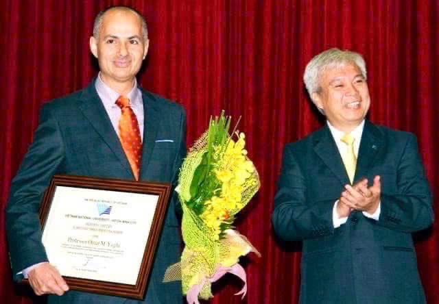 Giải Nobel Hóa học năm 2025 - Dấu ấn của nhà khoa học gắn bó với Đại học Quốc gia - Hồ Chí Minh- Ảnh 2.