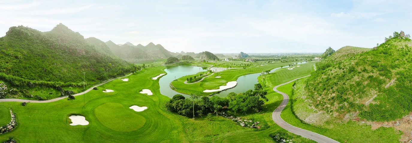 Legend Valley Country Club: Từ vùng đầm lầy hoang sơ đến 'thiên đường golf' giữa lòng Ninh Bình- Ảnh 1. A river running through a green field AI-generated content may be incorrect.