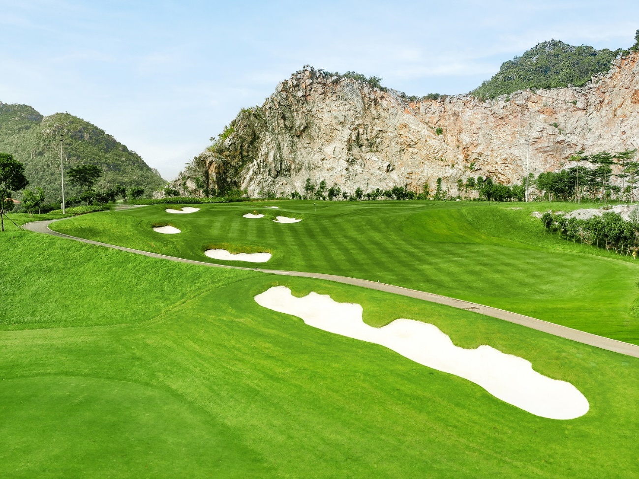 Legend Valley Country Club: Từ vùng đầm lầy hoang sơ đến 'thiên đường golf' giữa lòng Ninh Bình- Ảnh 3. A golf course with a river running through it AI-generated content may be incorrect.