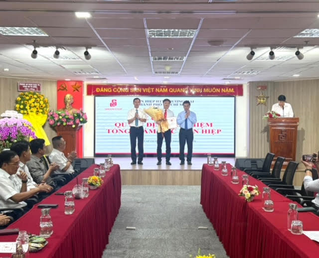 Ông Nguyễn Văn Dũng , Phó Chủ tịch UBND TPHCM (trái) trao quyết định bổ nhiệm chức vụ Tổng Giám đốc Sagon Co.op cho ông Phạm Trung Kiên (giữa).
