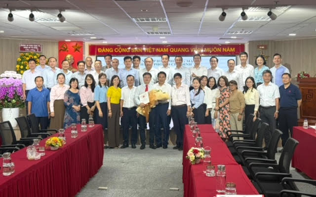 Ông Phạm Trung Kiên chụp ảnh lưu niệm cùng tập thể Lãnh đạo Saigon Co.op.