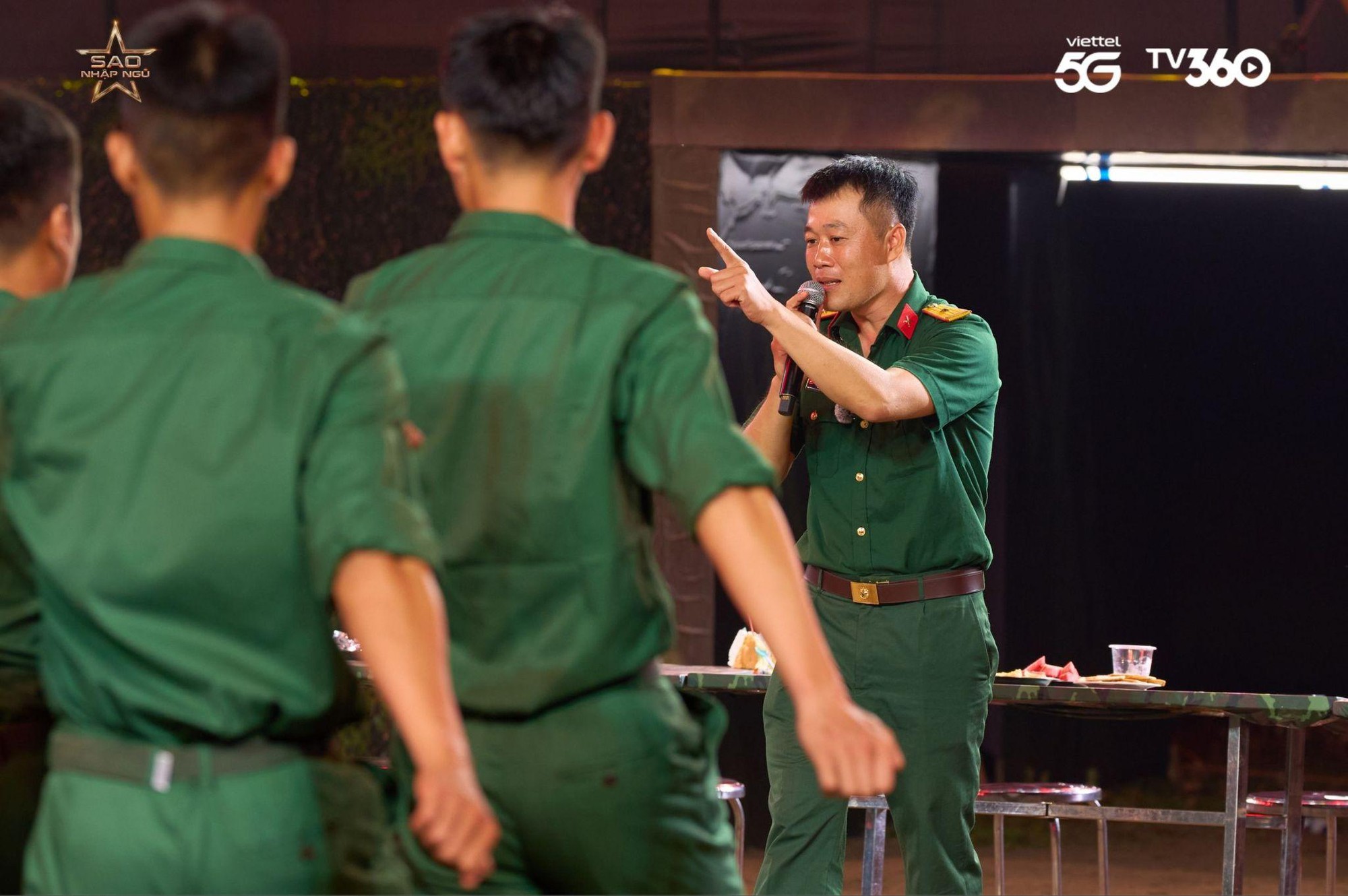 Hòa Minzy, Chi Pu bất ngờ khi Thiếu tá Bùi Trung Kiên hát “Vì nhân dân quên mình”- Ảnh 2.