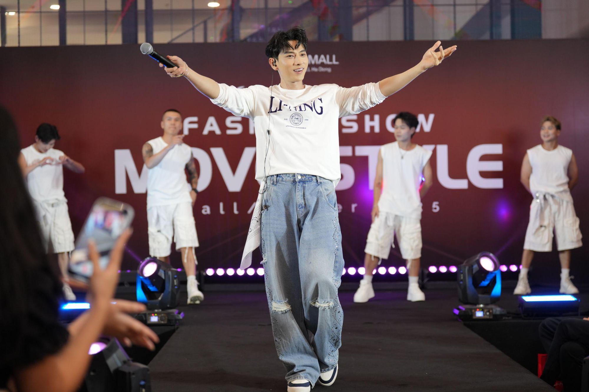 Isaac xuất hiện bùng nổ trong đêm Fashion Show - khi thời trang, thể thao và âm nhạc hòa chung nhịp thở- Ảnh 1. Isaac xuất hiện bùng nổ trong đêm Fashion Show - khi thời trang, thể thao và âm nhạc hòa chung nhịp thở- Ảnh 1.