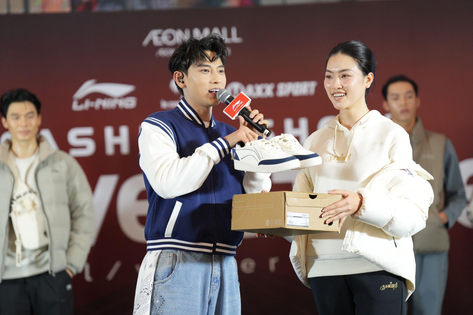 Isaac xuất hiện bùng nổ trong đêm Fashion Show - khi thời trang, thể thao và âm nhạc hòa chung nhịp thở- Ảnh 2. Isaac xuất hiện bùng nổ trong đêm Fashion Show - khi thời trang, thể thao và âm nhạc hòa chung nhịp thở- Ảnh 2.