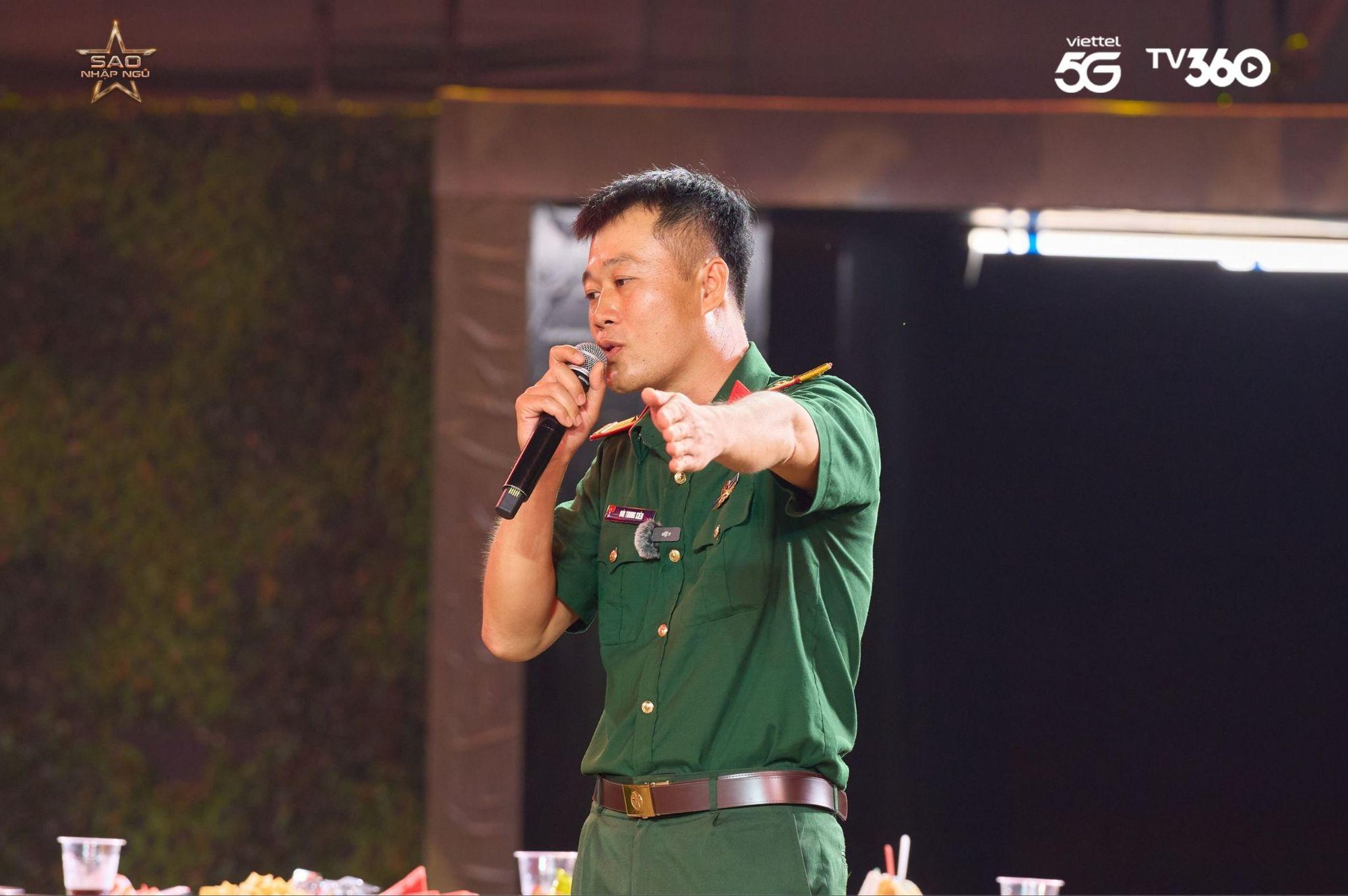 Hòa Minzy, Chi Pu bất ngờ khi Thiếu tá Bùi Trung Kiên hát “Vì nhân dân quên mình”- Ảnh 3.