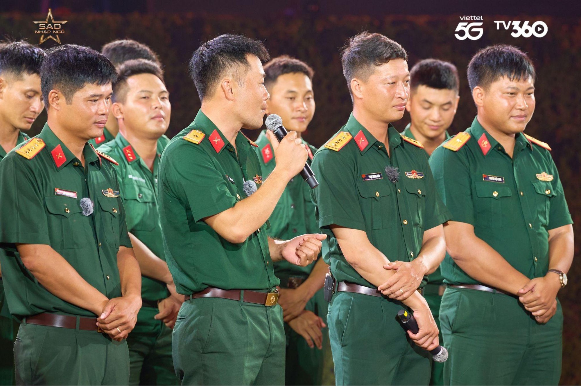 Hòa Minzy, Chi Pu bất ngờ khi Thiếu tá Bùi Trung Kiên hát “Vì nhân dân quên mình”- Ảnh 4.