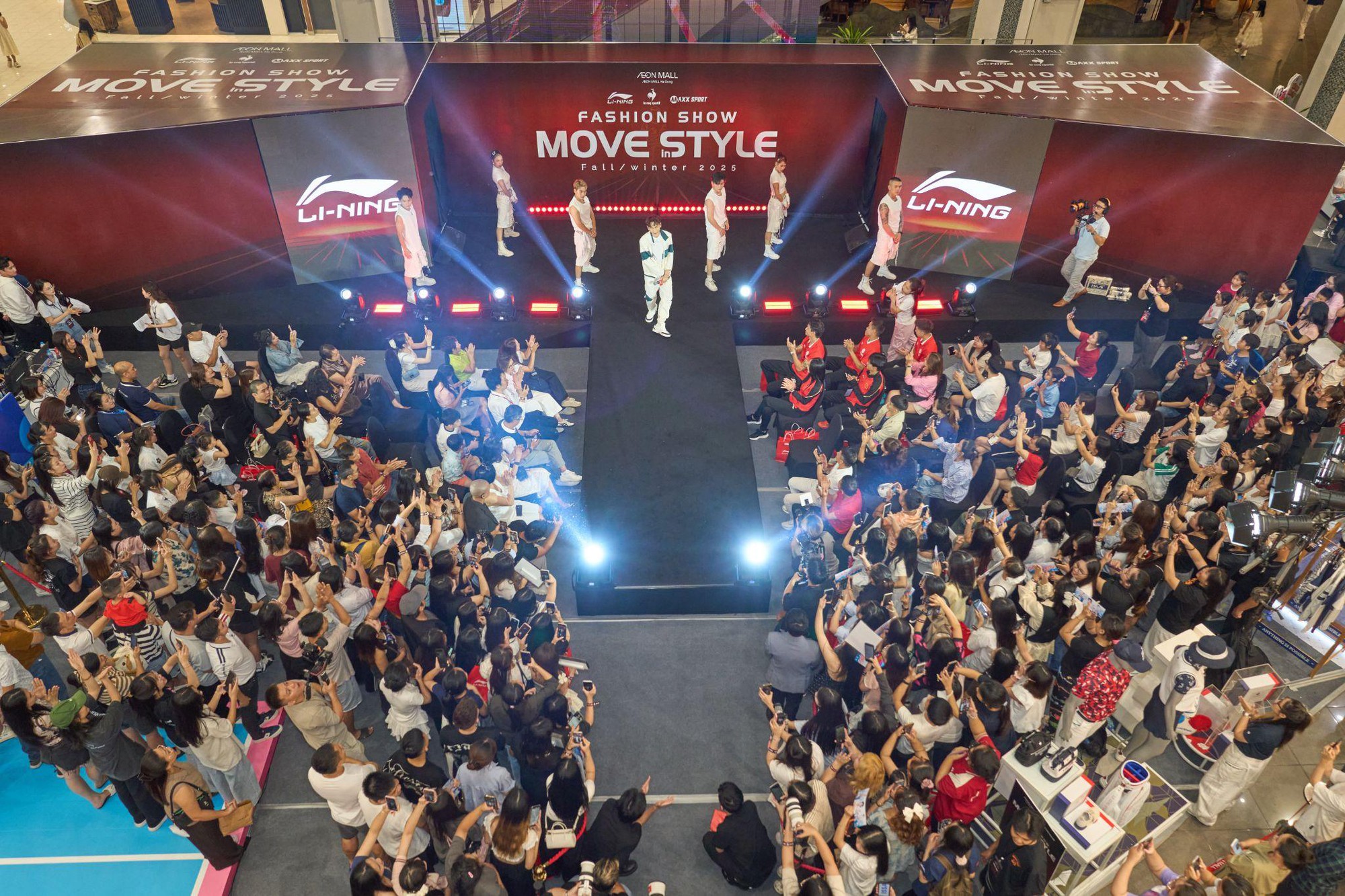 Isaac xuất hiện bùng nổ trong đêm Fashion Show - khi thời trang, thể thao và âm nhạc hòa chung nhịp thở- Ảnh 6. Isaac xuất hiện bùng nổ trong đêm Fashion Show - khi thời trang, thể thao và âm nhạc hòa chung nhịp thở- Ảnh 6.