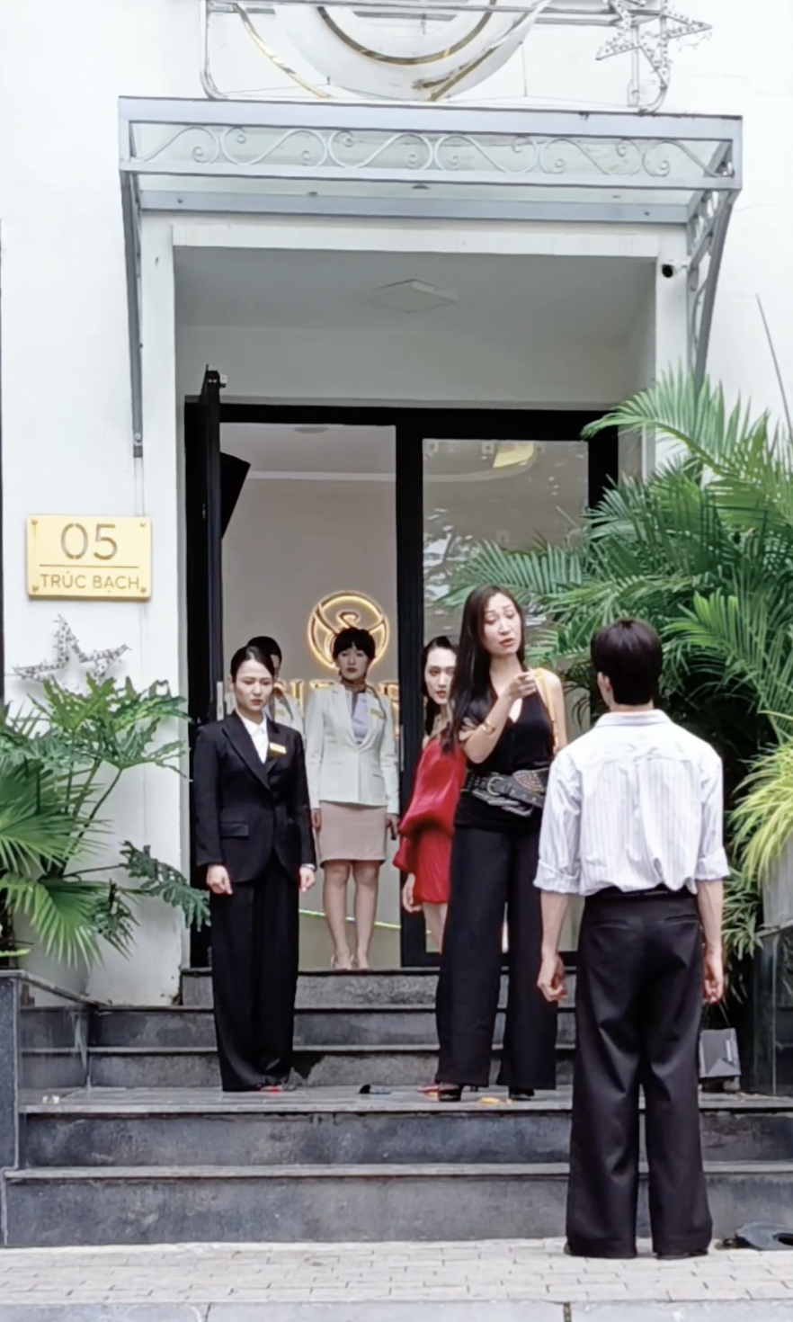 Lộ cảnh đánh ghen nữ diễn viên phim giờ vàng, dân mạng bỗng thấy mừng- Ảnh 2. Lộ cảnh đánh ghen nữ diễn viên phim giờ vàng, dân mạng bỗng thấy mừng- Ảnh 2.