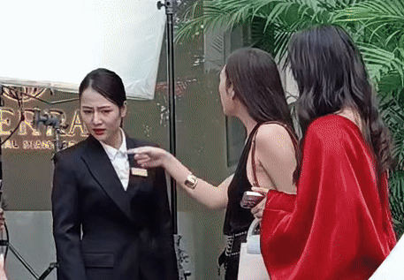 Lộ cảnh đánh ghen nữ diễn viên phim giờ vàng, dân mạng bỗng thấy mừng- Ảnh 1. Lộ cảnh đánh ghen nữ diễn viên phim giờ vàng, dân mạng bỗng thấy mừng- Ảnh 1.