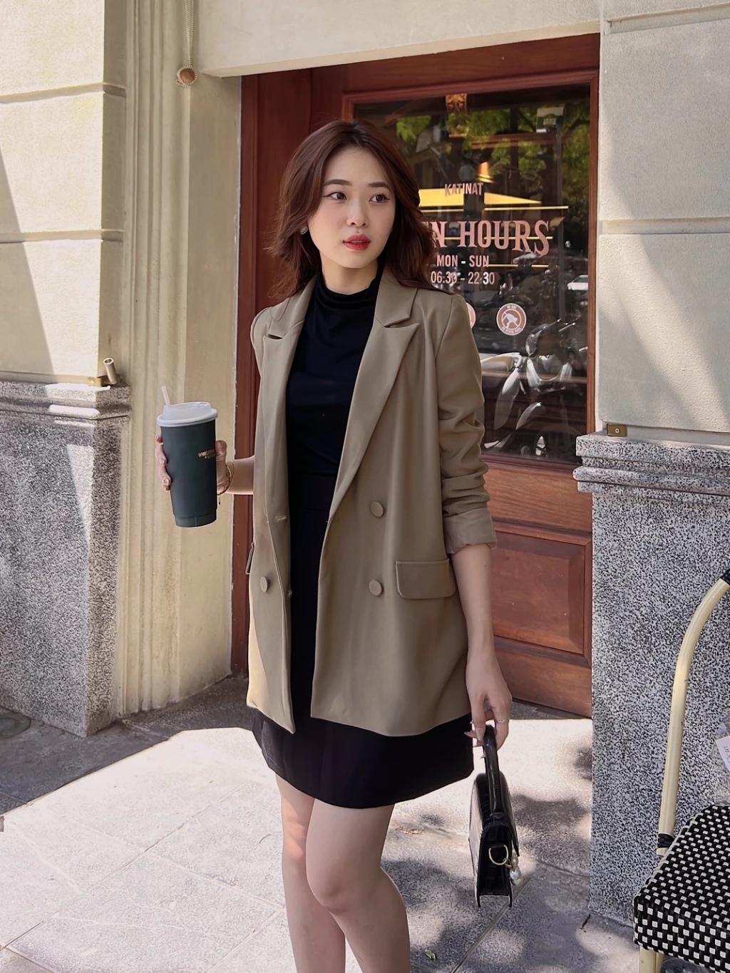 Thu này, diện màu trà sữa để mang cả sự dịu dàng lên trang phục- Ảnh 14.