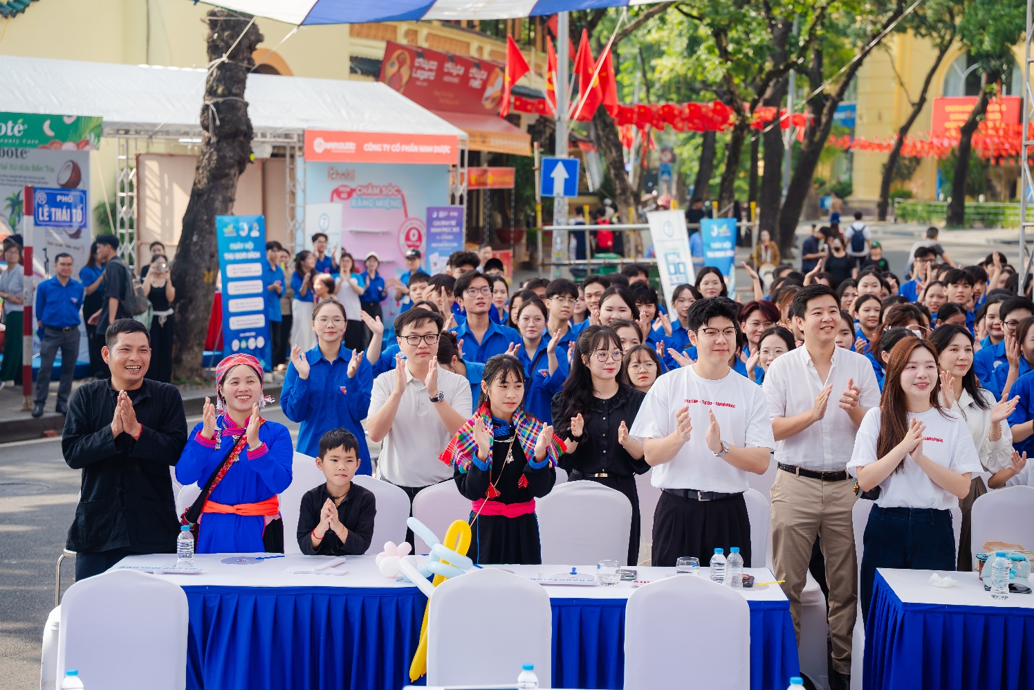 Ngày hội “Gia đình trẻ hạnh phúc 2025” khai mạc tại Hồ Gươm- Ảnh 1.
