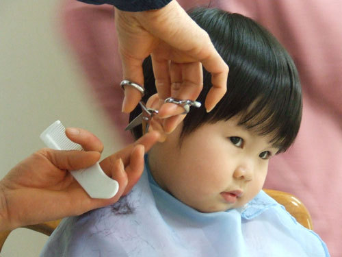 Cắt tóc cho trẻ ngày nào là tốt nhất để con khỏe mạnh, ngoan ngoãn, không ốm vặt- Ảnh 1. Cắt tóc cho trẻ ngày nào là tốt nhất để con khỏe mạnh, ngoan ngoãn, không ốm vặt- Ảnh 1.