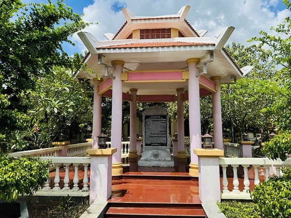 Hội thảo khoa học “Mộ Bà Rịa và giá trị di sản văn hóa”: Tôn vinh công lao người nữ khai hoang, khẳng định giá trị di sản vùng đất phương Nam- Ảnh 3. Hội thảo khoa học “Mộ Bà Rịa và giá trị di sản văn hóa”: Tôn vinh công lao người nữ khai hoang, khẳng định giá trị di sản vùng đất phương Nam- Ảnh 3.