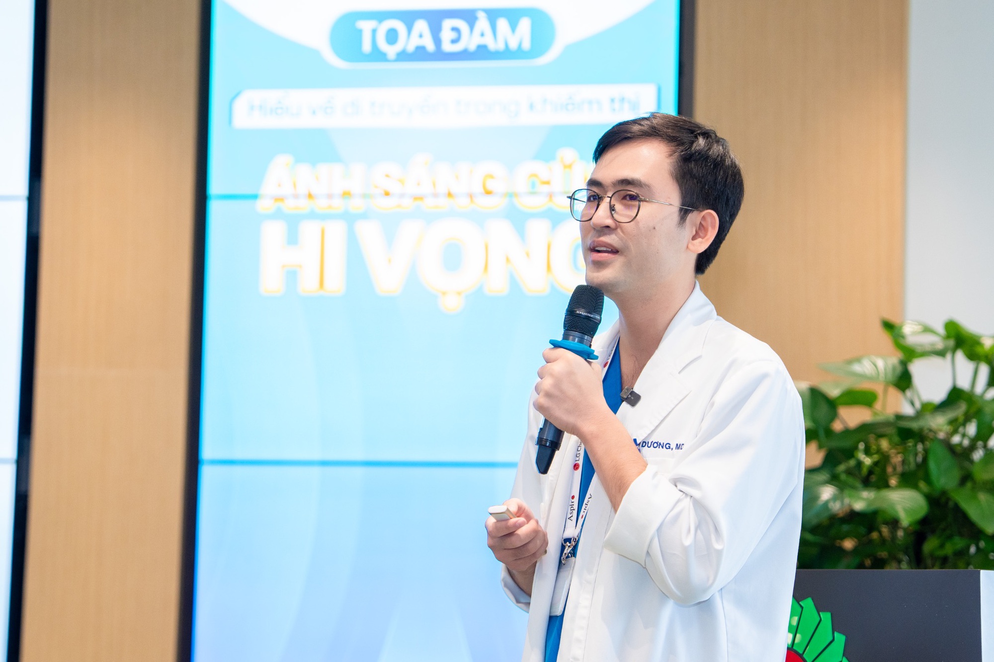 Từ nỗi lo di truyền đến hạnh phúc đôi mắt con sáng khỏe- Ảnh 2. Từ nỗi lo di truyền đến hạnh phúc đôi mắt con sáng khỏe- Ảnh 2.