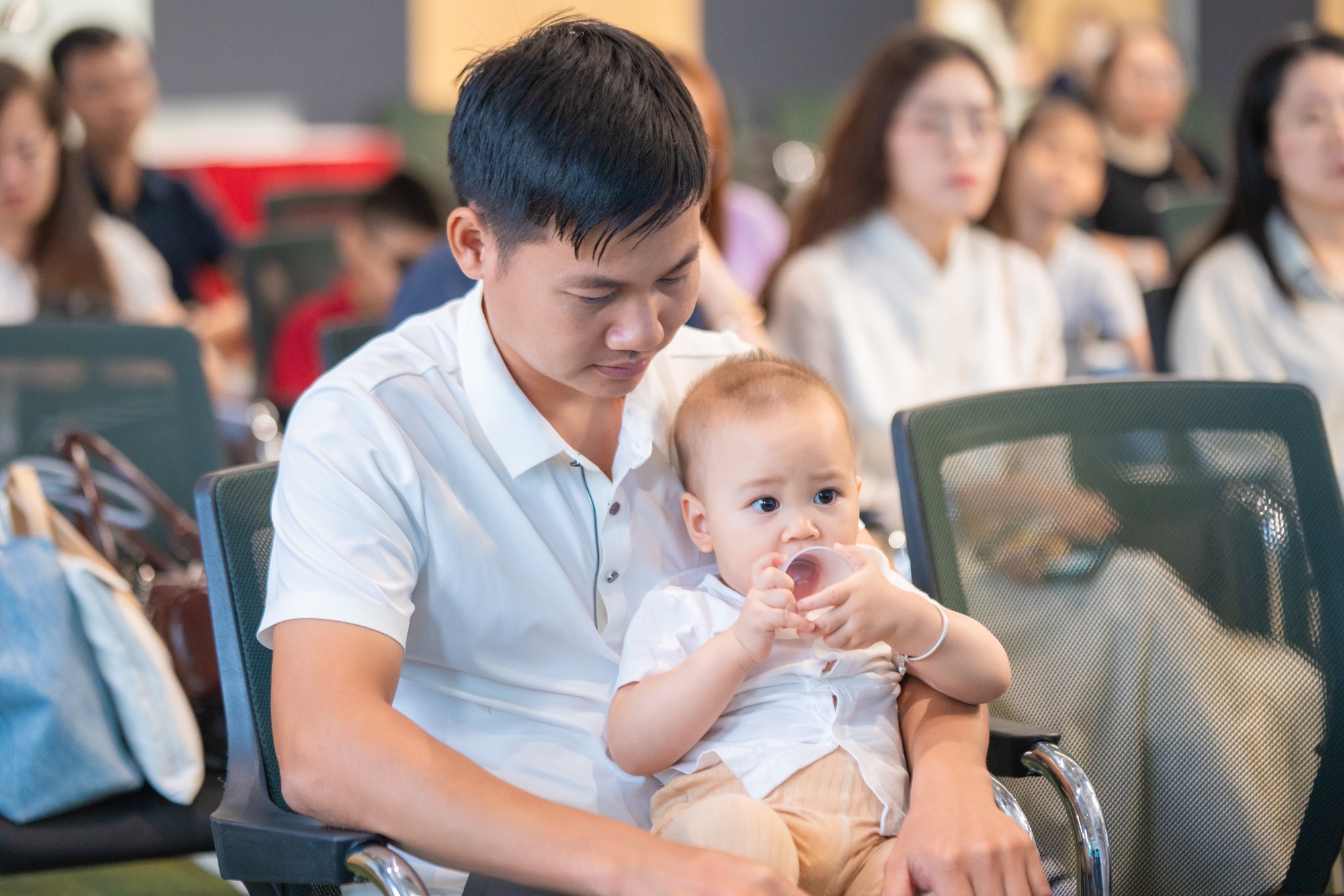 Từ nỗi lo di truyền đến hạnh phúc đôi mắt con sáng khỏe- Ảnh 3. Từ nỗi lo di truyền đến hạnh phúc đôi mắt con sáng khỏe- Ảnh 3.