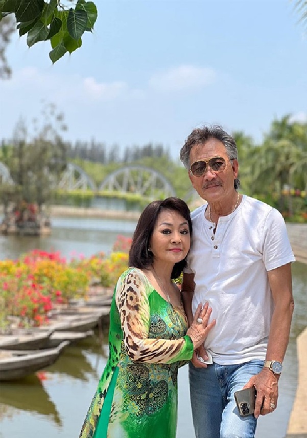 Chồng Hương Lan 80 tuổi leo m&aacute;i nh&agrave;, l&aacute;i xe ph&acirc;n khối lớn, bị n&oacute;i đ&agrave;o hoa khiến vợ khổ- Ảnh 2.