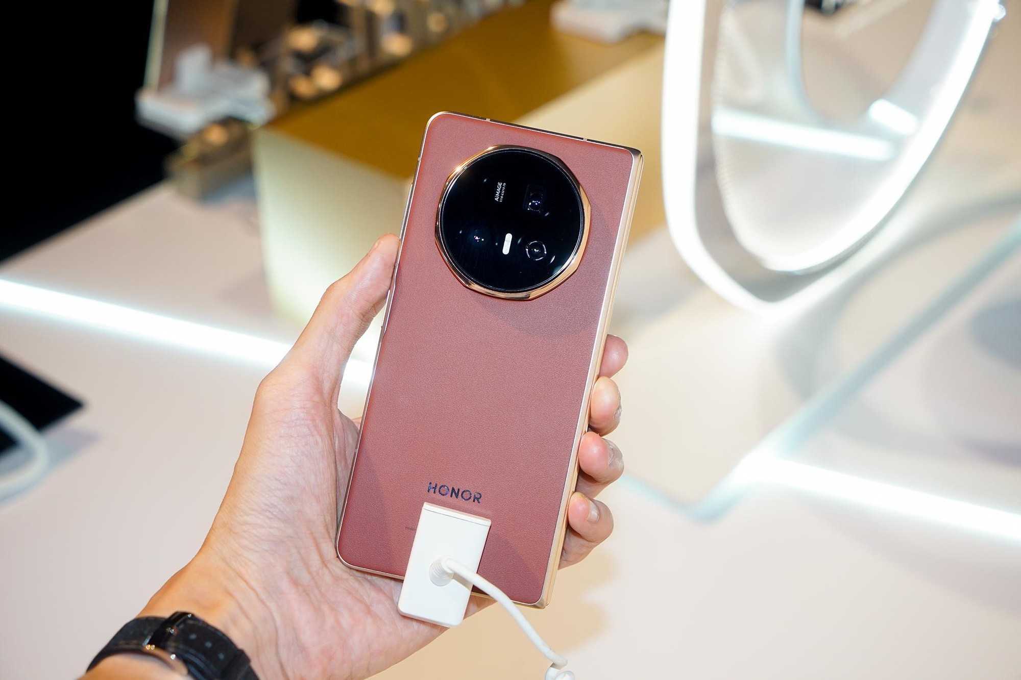 Cuộc đua điện thoại gập 2025: Khi HONOR Magic V5 khẳng định vị thế mỏng nhưng không đánh đổi- Ảnh 3. Cuộc đua điện thoại gập 2025: Khi HONOR Magic V5 khẳng định vị thế mỏng nhưng không đánh đổi- Ảnh 3.