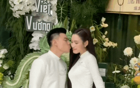 Hoa hậu Đỗ Hà và chồng thiếu gia tập đoàn Sơn Hải quá đáng...- Ảnh 1. Hoa hậu Đỗ Hà và chồng thiếu gia tập đoàn Sơn Hải quá đáng...- Ảnh 1.