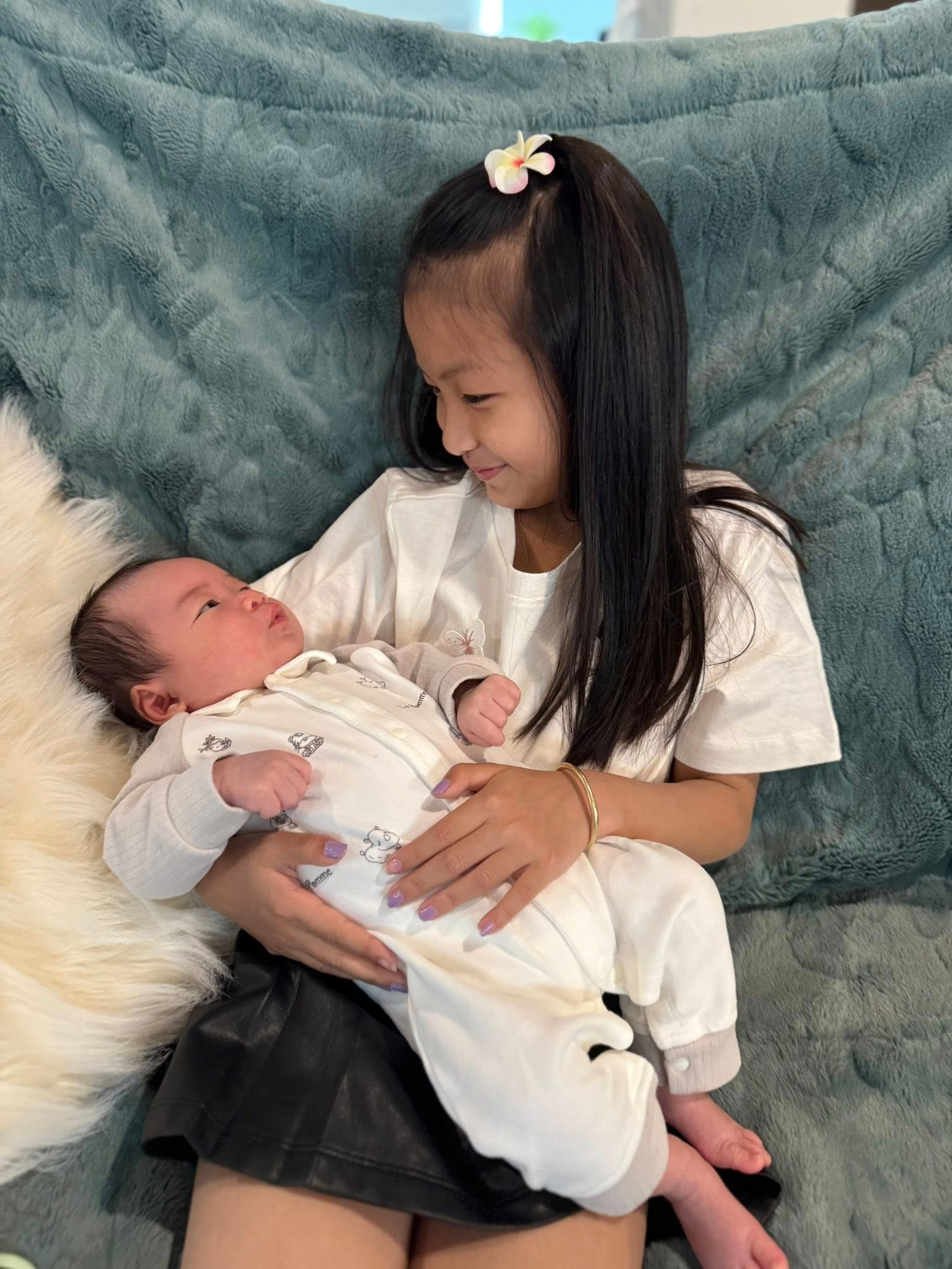 B&igrave;nh rượu mơ nh&agrave; "anh hai" Lam Trường v&agrave; vợ k&eacute;m 17 tuổi: Mới 8 tuổi đ&atilde; cao vổng, ch&acirc;n d&agrave;i thẳng tắp, t&oacute;c đen tuyền xinh y&ecirc;u v&ocirc; c&ugrave;ng!- Ảnh 8.