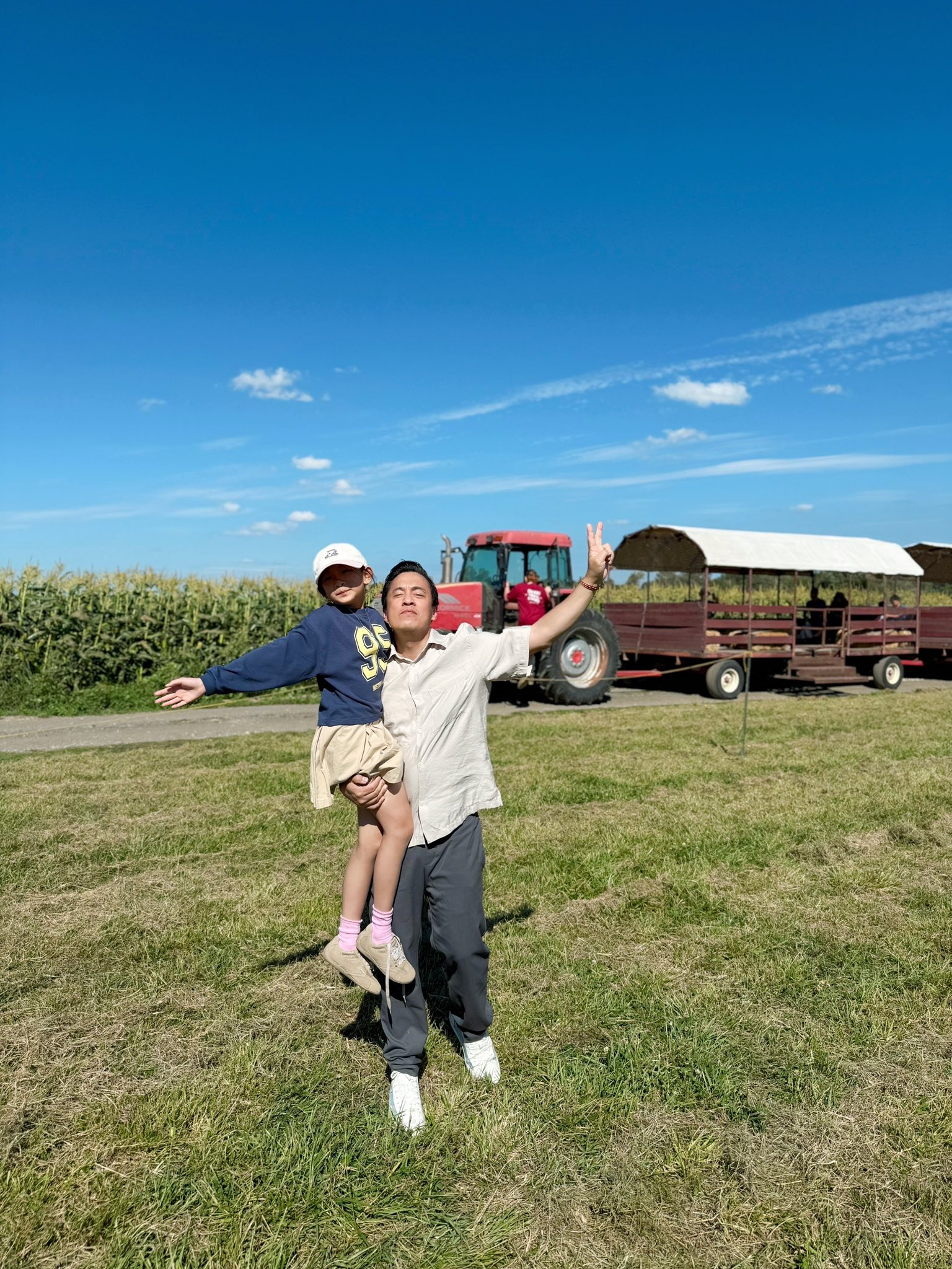 B&igrave;nh rượu mơ nh&agrave; "anh hai" Lam Trường v&agrave; vợ k&eacute;m 17 tuổi: Mới 8 tuổi đ&atilde; cao vổng, ch&acirc;n d&agrave;i thẳng tắp, t&oacute;c đen tuyền xinh y&ecirc;u v&ocirc; c&ugrave;ng!- Ảnh 1.