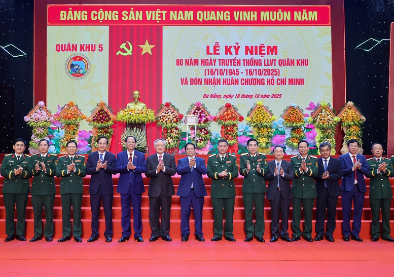 Thủ tướng: Xây dựng lực lượng Quân khu 5 cách mạng, chính quy, tinh nhuệ, hiện đại, là lực lượng nòng cốt trên địa bàn chiến lược của Tổ quốc- Ảnh 7. Thủ tướng: Xây dựng lực lượng Quân khu 5 cách mạng, chính quy, tinh nhuệ, hiện đại, là lực lượng nòng cốt trên địa bàn chiến lược của Tổ quốc- Ảnh 7.