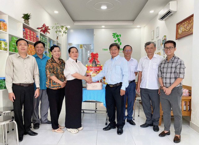 Đoàn công tác của Bí thư Đảng ủy phường Phú Thạnh Võ Công Thành (người thứ 4, bên phải qua) chụp hình lưu niệm với đại diện Công ty TNHH Tinh hoa Thiên Thiên. Đoàn công tác của Bí thư Đảng ủy phường Phú Thạnh Võ Công Thành (người thứ 4, bên phải qua) chụp hình lưu niệm với đại diện Công ty TNHH Tinh hoa Thiên Thiên.
