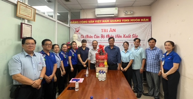 Đoàn công tác của Chủ tịch UBND phường Phú Thạnh Phan Sĩ Đạt (người thứ 5, bên phải qua) đến thăm hỏi và động viên cán bộ, đảng viên, người lao động Co.opmart Hòa Bình. Đoàn công tác của Chủ tịch UBND phường Phú Thạnh Phan Sĩ Đạt (người thứ 5, bên phải qua) đến thăm hỏi và động viên cán bộ, đảng viên, người lao động Co.opmart Hòa Bình.