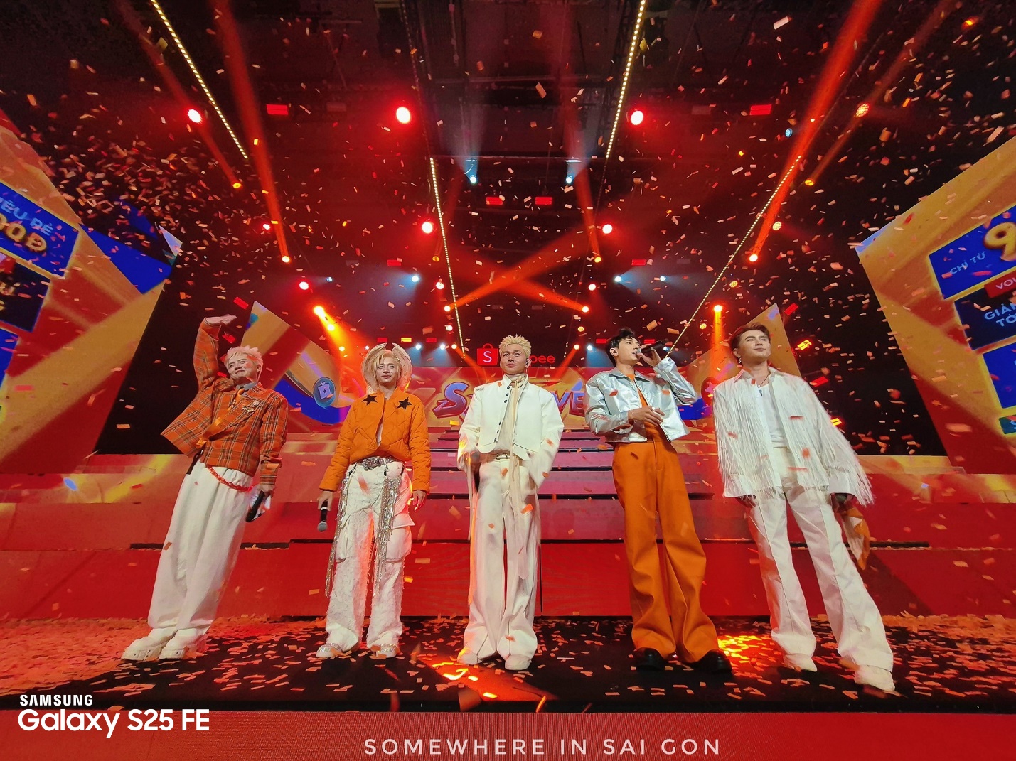 Concert xa tít vẫn rõ từng ánh đèn: Galaxy S25 FE chứng minh đẳng cấp dòng S- Ảnh 2. Concert xa tít vẫn rõ từng ánh đèn: Galaxy S25 FE chứng minh đẳng cấp dòng S- Ảnh 2.