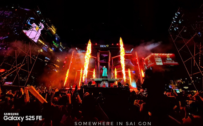 Concert xa tít vẫn rõ từng ánh đèn: Galaxy S25 FE chứng minh đẳng cấp dòng S- Ảnh 1. Concert xa tít vẫn rõ từng ánh đèn: Galaxy S25 FE chứng minh đẳng cấp dòng S- Ảnh 1.