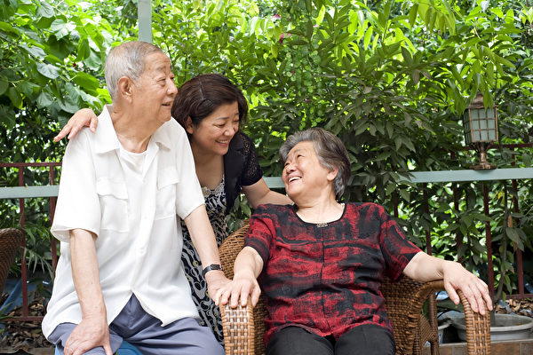 Kh&ocirc;ng phải bệnh tật! Cha mẹ U50 tuổi vẫn b&aacute;m v&iacute;u v&agrave;o 3 việc n&agrave;y, nh&agrave; cửa sẽ ng&agrave;y c&agrave;ng trống vắng, hiu quạnh- Ảnh 1.