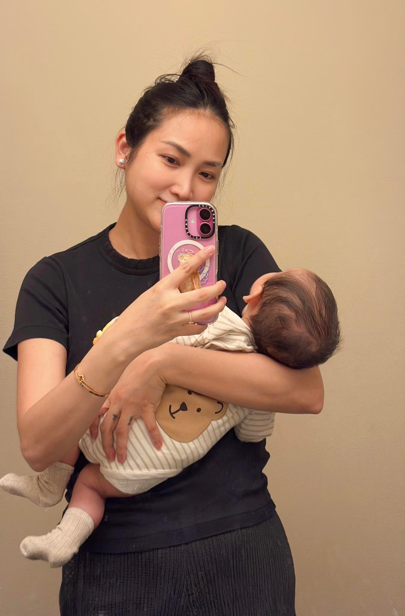 Hot mom Yến Phương - vợ kém 17 tuổi của "anh hai" Lam Trường, bật mí hành trình trị tắc sữa: Từ những đêm thức trắng đến tủ đông đầy sữa cho con- Ảnh 7.