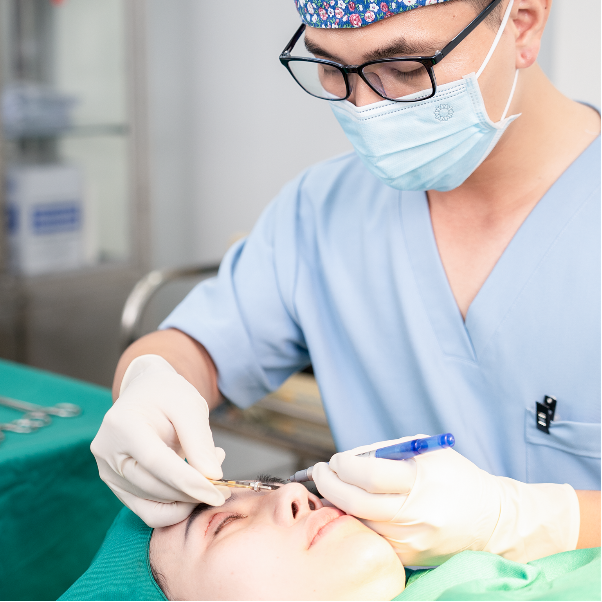 ThS.BS Nguyễn Bá Hưng chuyên xử lý những trường hợp mí lỗi- Ảnh 3. ThS.BS Nguyễn Bá Hưng chuyên xử lý những trường hợp mí lỗi- Ảnh 3.