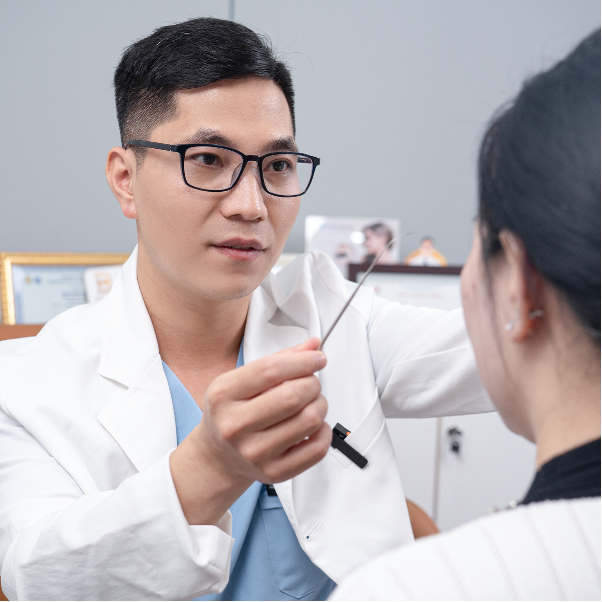 ThS.BS Nguyễn Bá Hưng chuyên xử lý những trường hợp mí lỗi- Ảnh 4. ThS.BS Nguyễn Bá Hưng chuyên xử lý những trường hợp mí lỗi- Ảnh 4.